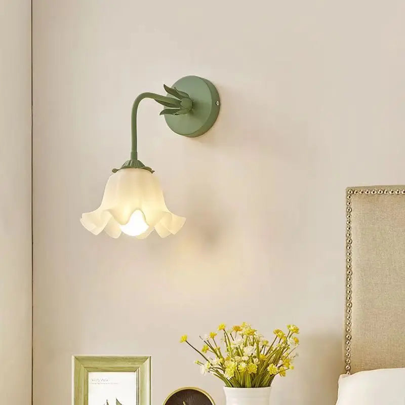 LuxePetal - Elegant Vegglampe med Blomsterdesign for Soverommet Luvikno