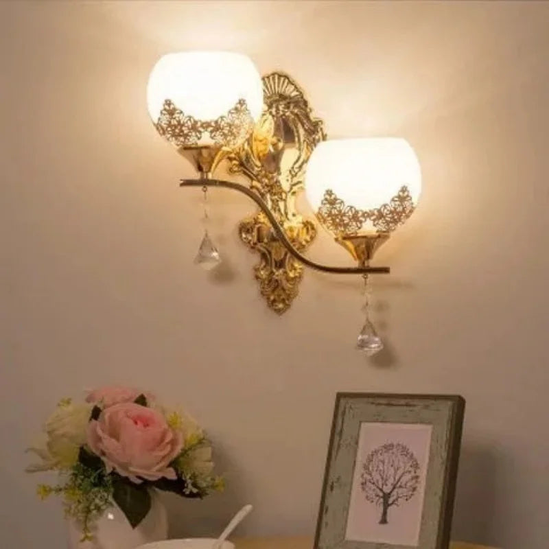 CrystalLuxe – Gylden LED Vegglampe for Stemningsfull Belysning Luvikno