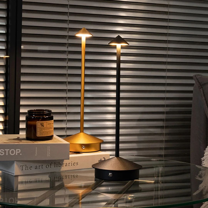 Robyn Arrow LED Bordlampe | Luvikno