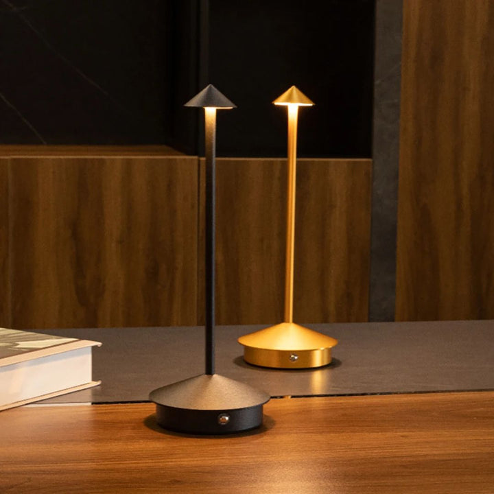 Robyn Arrow LED Bordlampe | Luvikno