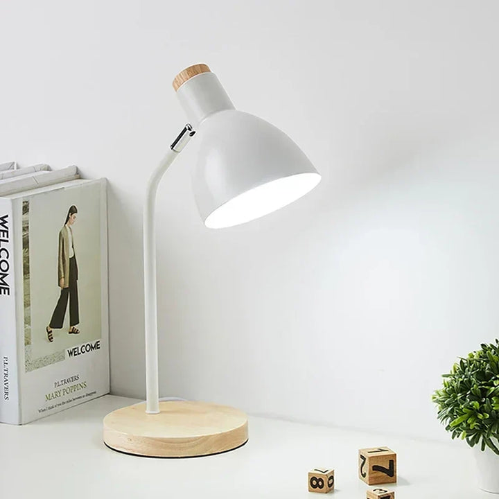 Tre Bordlampe – Kreativ Skandinavisk Skrivebordslampe laget av Tre og Metall | Luvikno