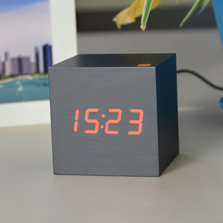 Luvikno | Elegant Digital LED Klokke i Tre