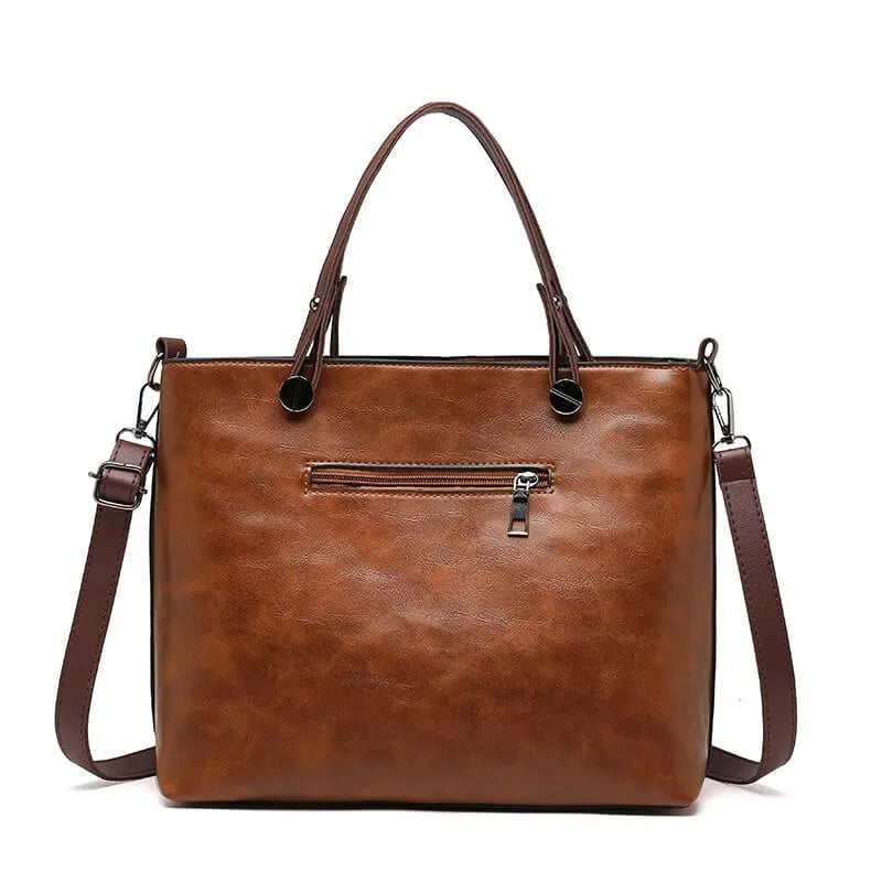 Braune Ledertasche auf weißem Hintergrund