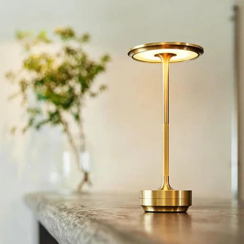 Bordlampe gull metall trådløs LED lys Luvikno