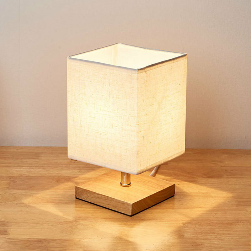 Bordlampe med tekstilskjerm og trebunn Luvikno