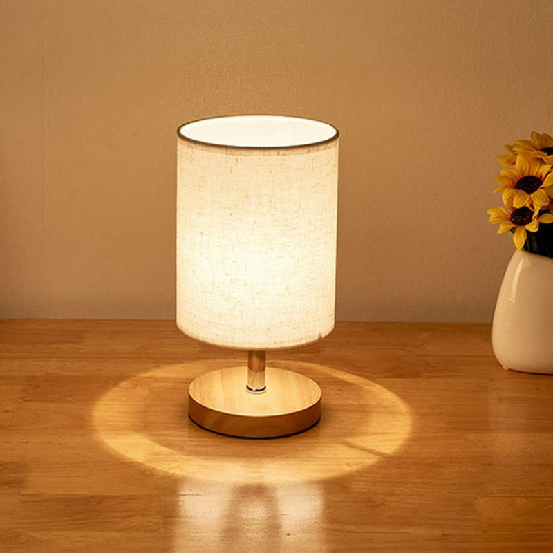 Bordlampe med tekstilskjerm og trebunn Luvikno