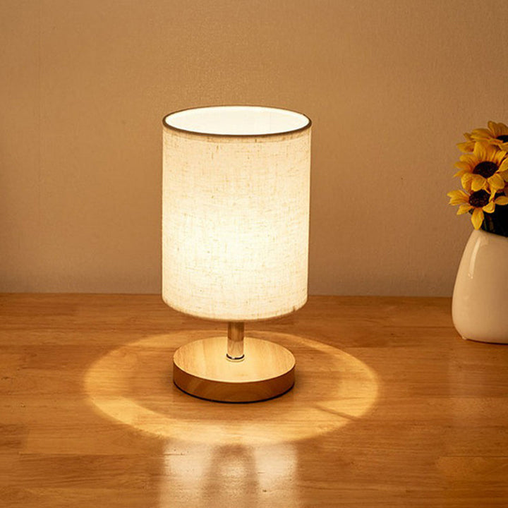 Bordlampe med tekstilskjerm og trebunn Luvikno