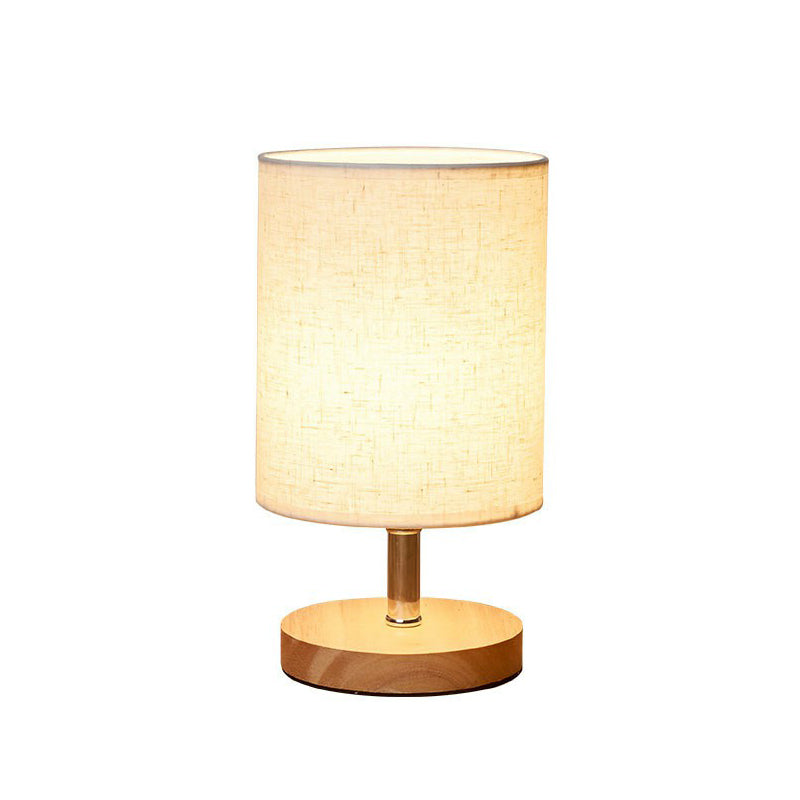 Bordlampe med tekstilskjerm og trebunn Luvikno