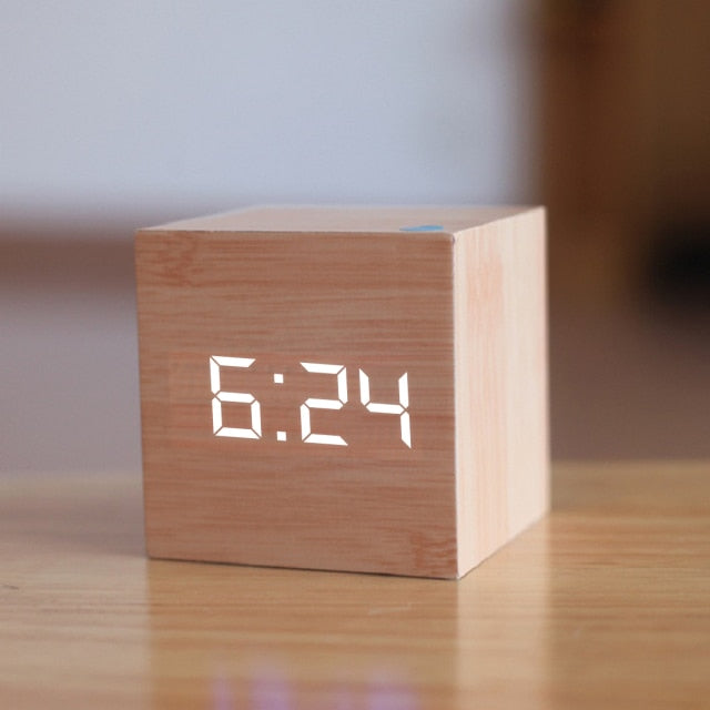 LED-vekker i tre | Terning-digitalvekker med talestyring