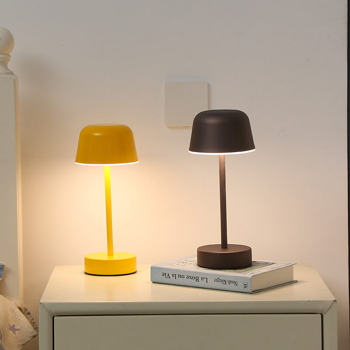 Bordlampe med moderne metall dimbar design Luvikno