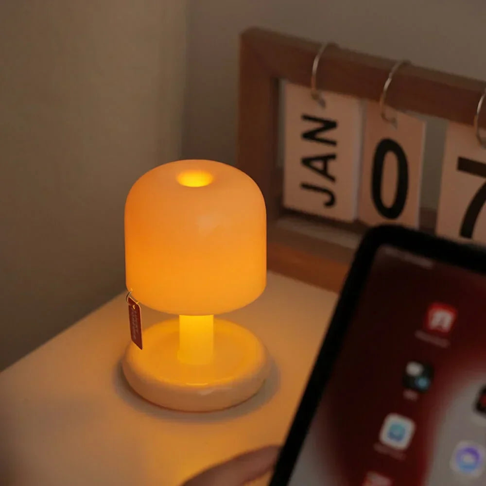 Bordlampe med mykt solnedgangslys Luvikno